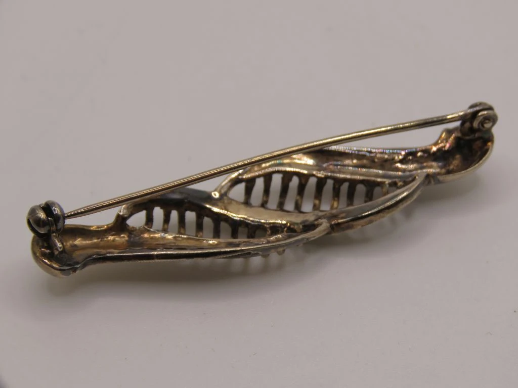 Zilveren broche met markasiet stenen