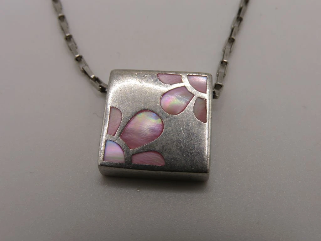 Zilveren ketting met vierkante hanger en parelmoer inleg