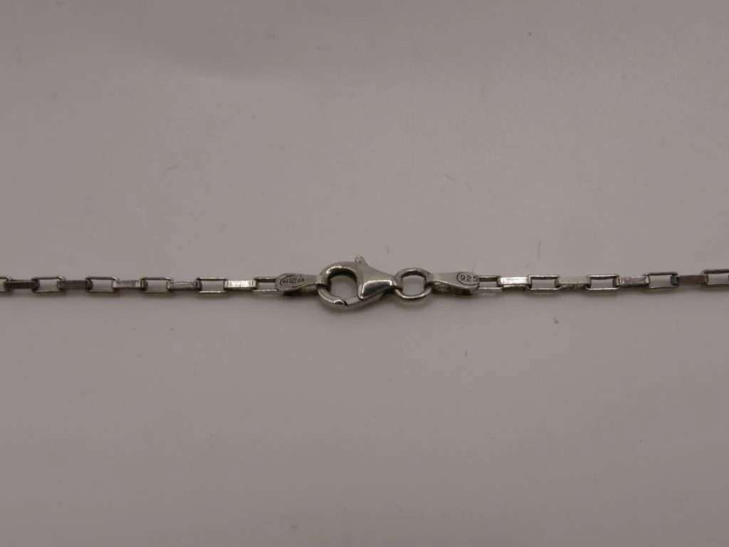 Zilveren ketting met vierkante hanger en parelmoer inleg