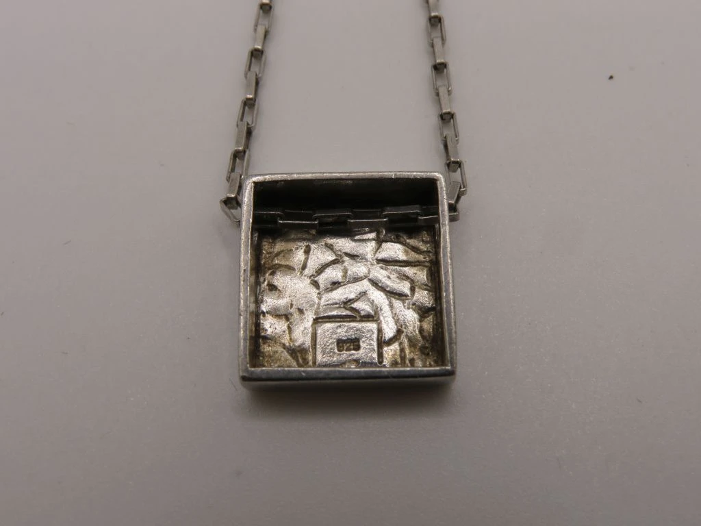 Zilveren ketting met vierkante hanger en parelmoer inleg