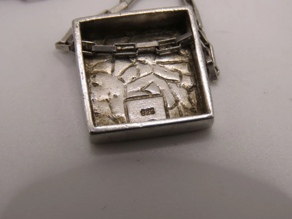 Zilveren ketting met vierkante hanger en parelmoer inleg