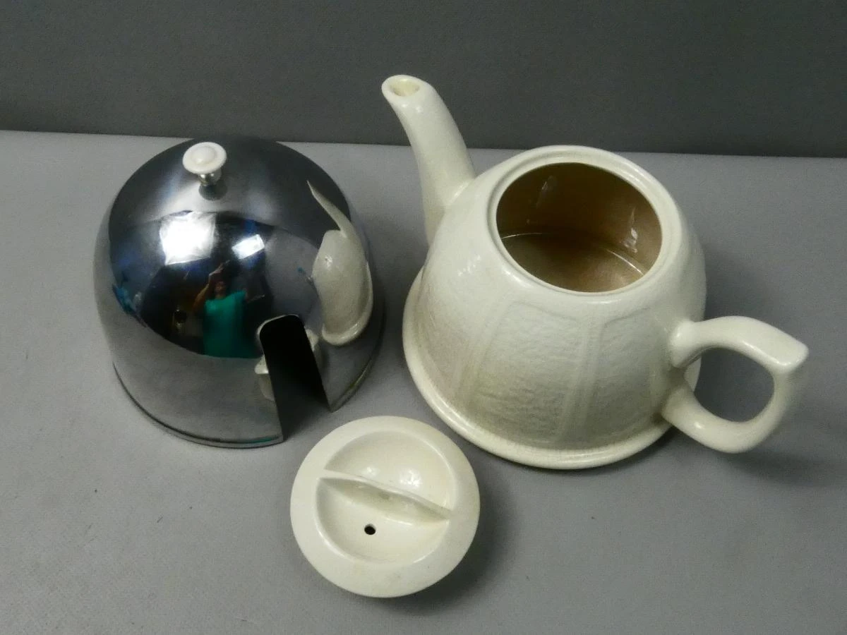 Vintage theepot met metalen deksel