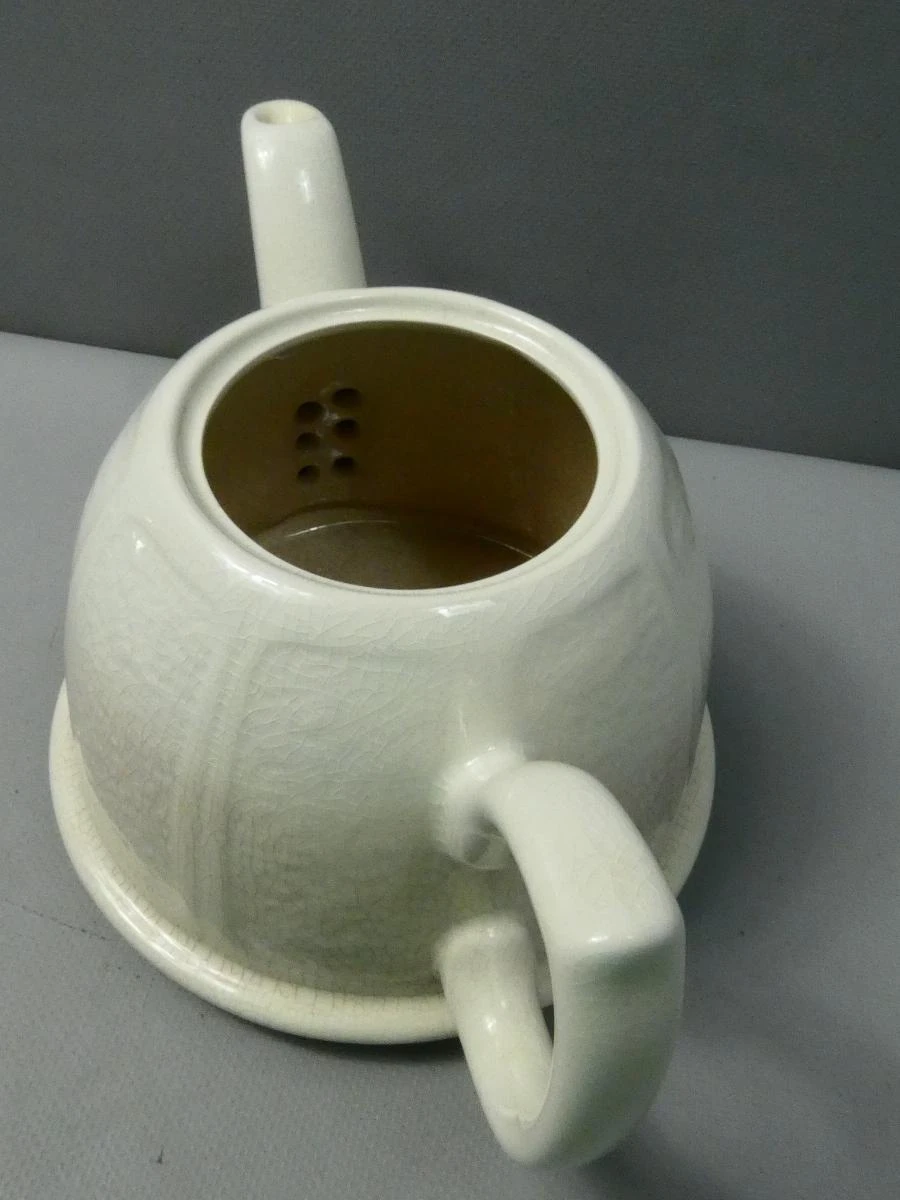 Vintage theepot met metalen deksel