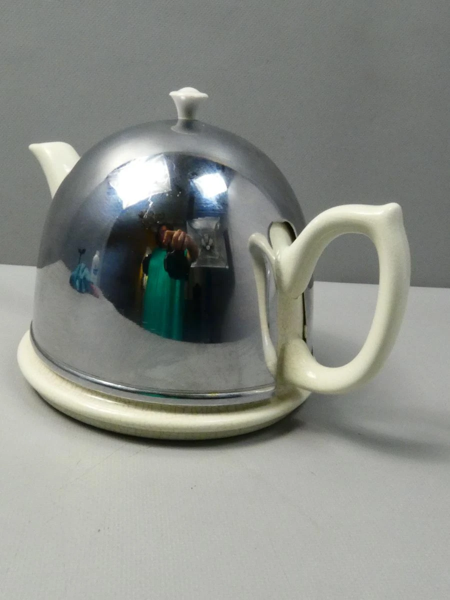 Vintage theepot met metalen deksel