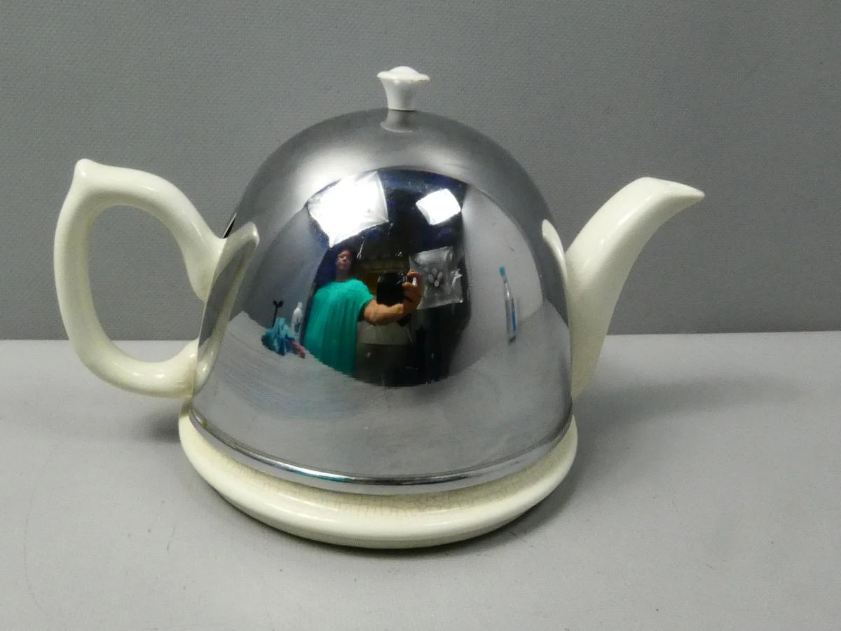 Vintage theepot met metalen deksel