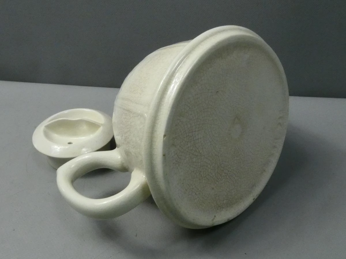 Vintage theepot met metalen deksel
