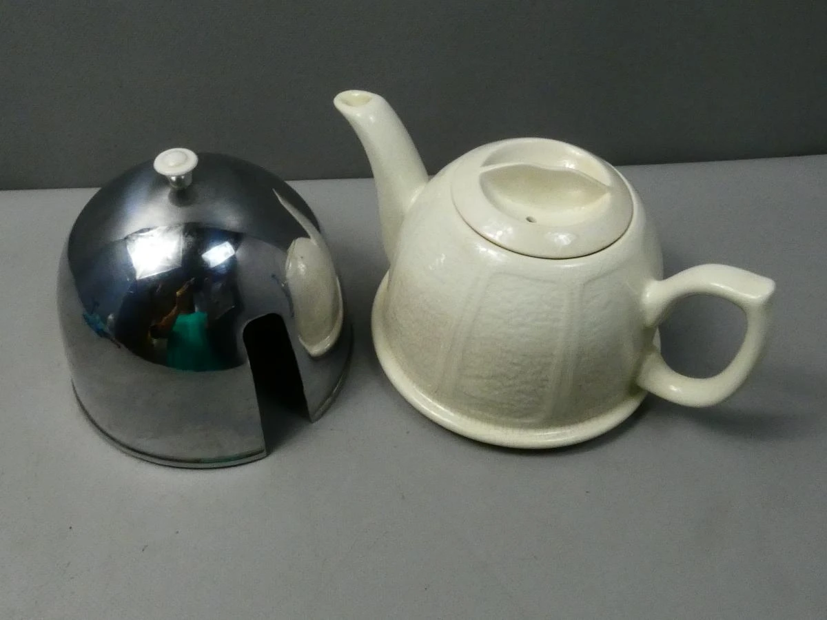 Vintage theepot met metalen deksel