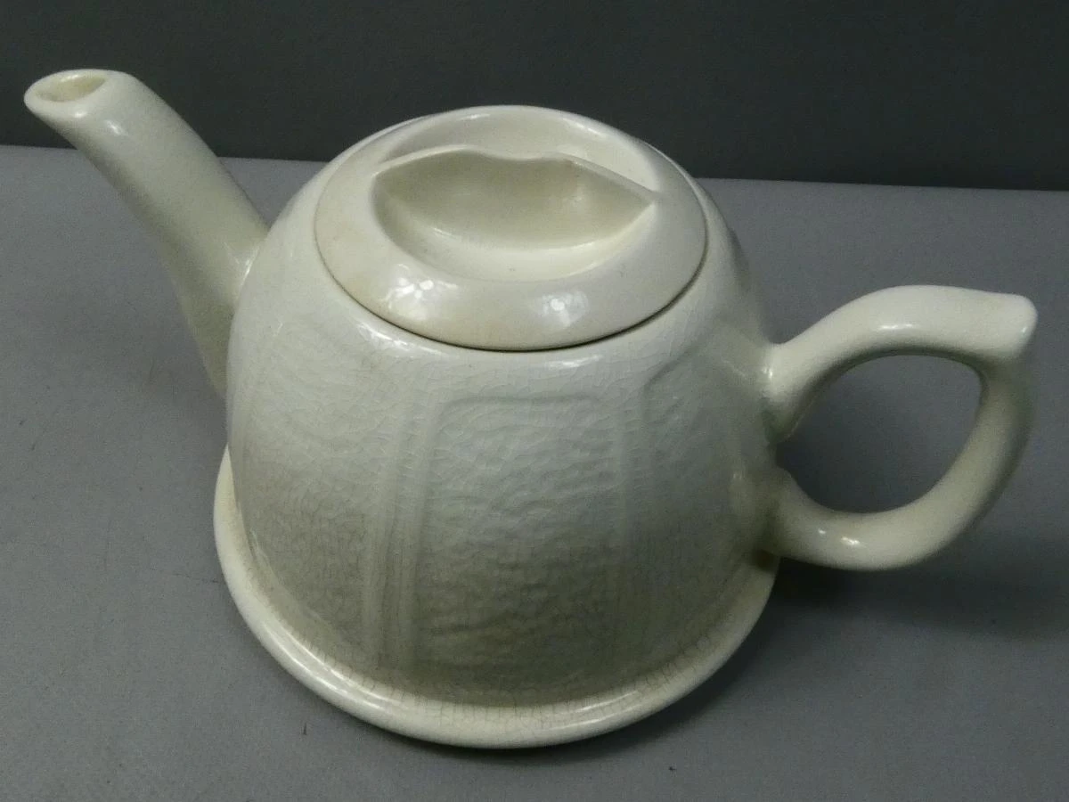 Vintage theepot met metalen deksel