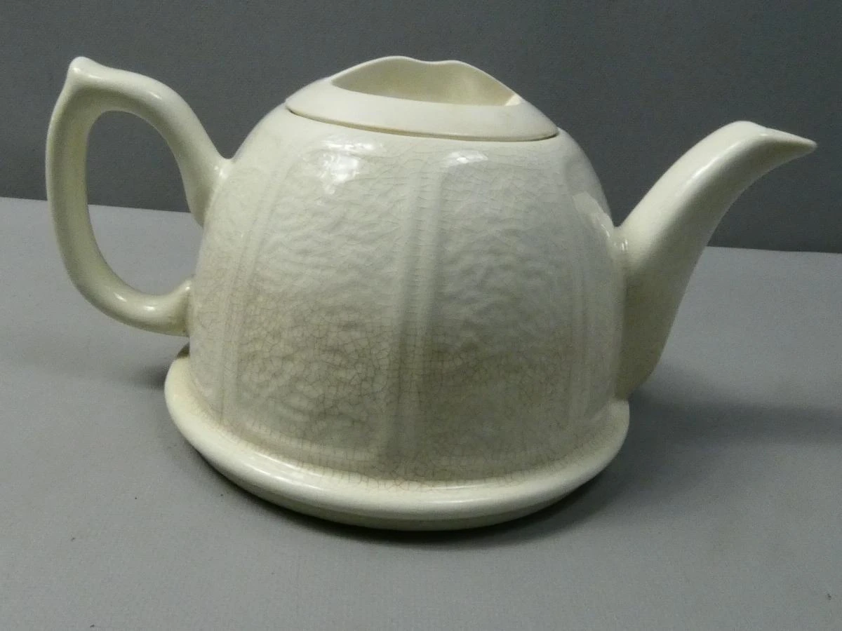 Vintage theepot met metalen deksel