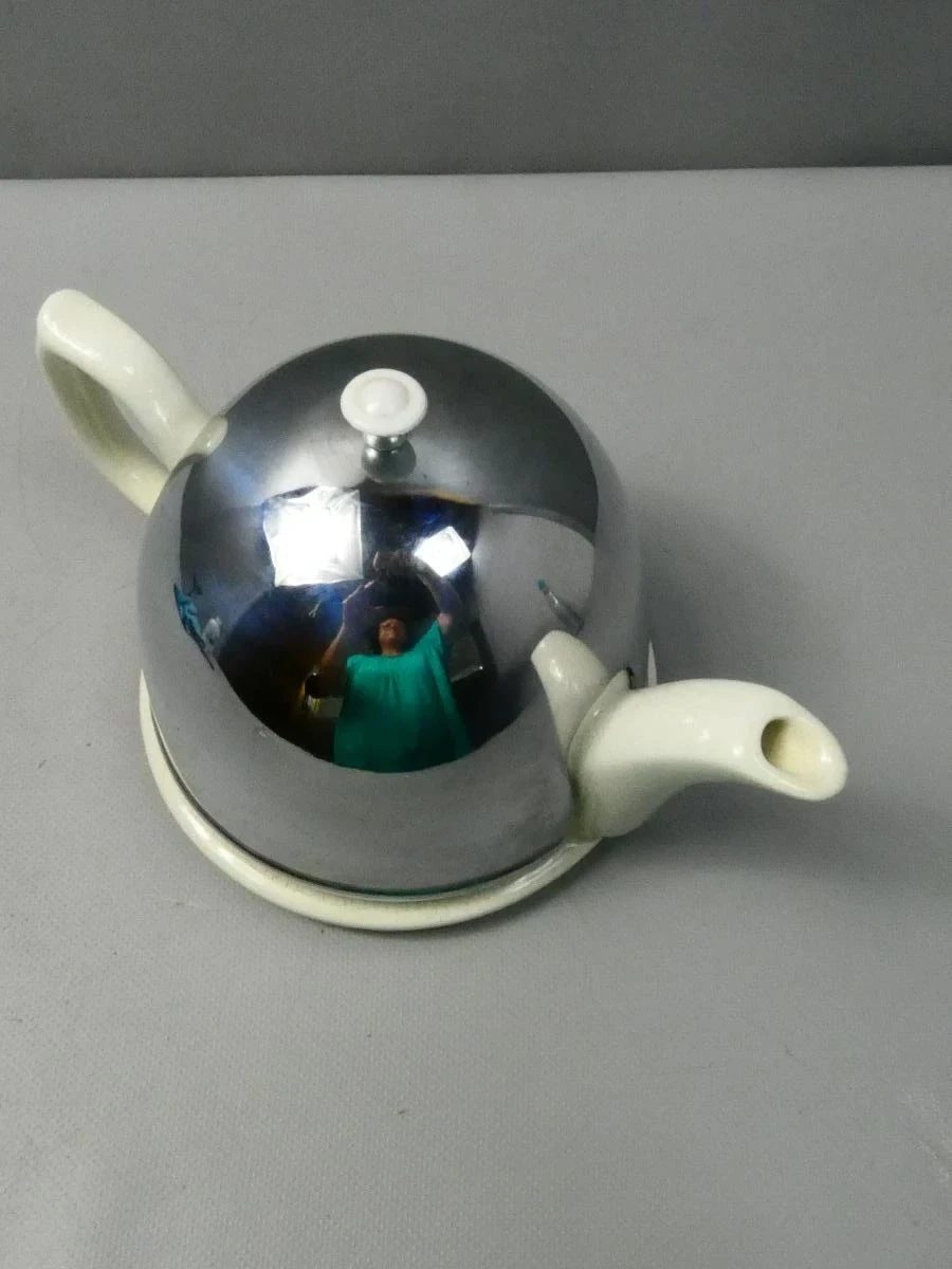 Vintage theepot met metalen deksel