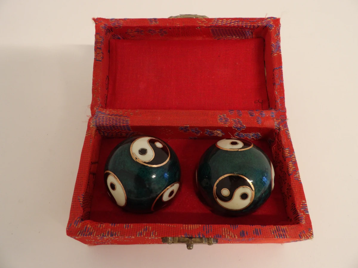 Chinese Baoding-ballen (meridiaankogels) met Yin-yang motief in sierdoos