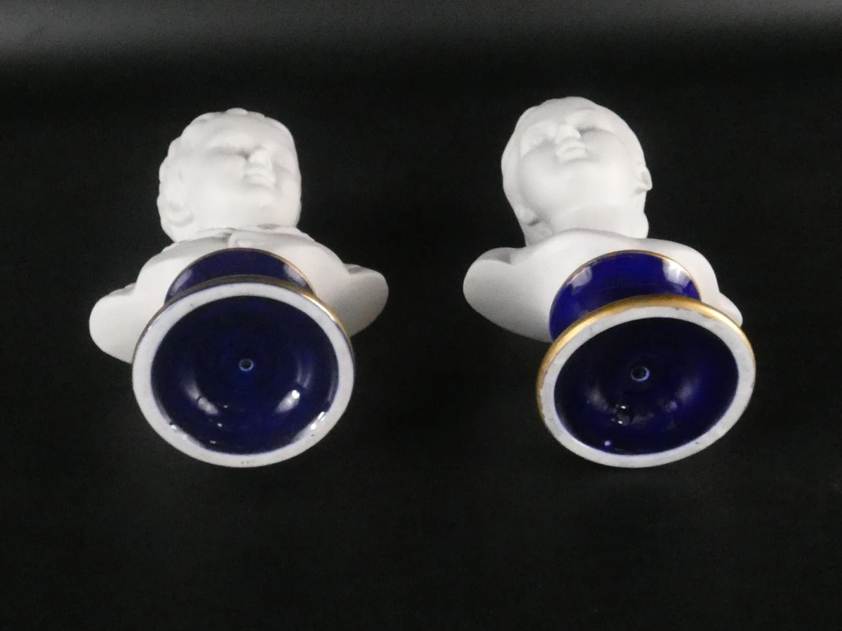 Set van 2 porseleinen Pucci buste beelden op blauwe voet
