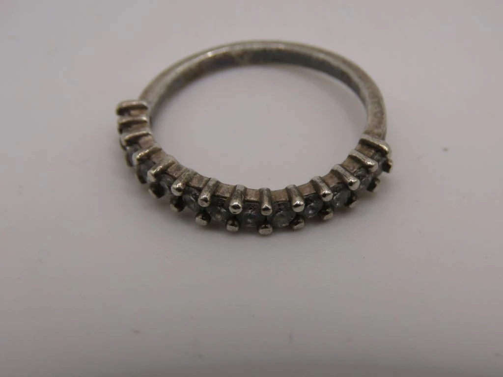 Zilverkleurige ring met kleine steentjes, 925 zilver