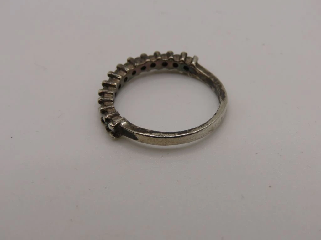 Zilverkleurige ring met kleine steentjes, 925 zilver