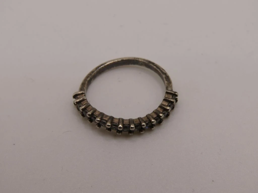 Zilverkleurige ring met kleine steentjes, 925 zilver