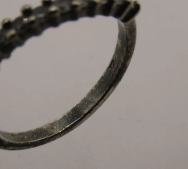 Zilverkleurige ring met kleine steentjes, 925 zilver