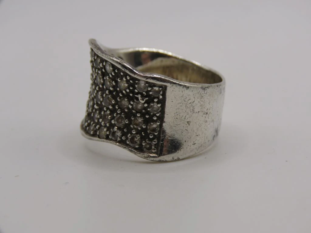 Zilveren ring met bolletjespatroon 925