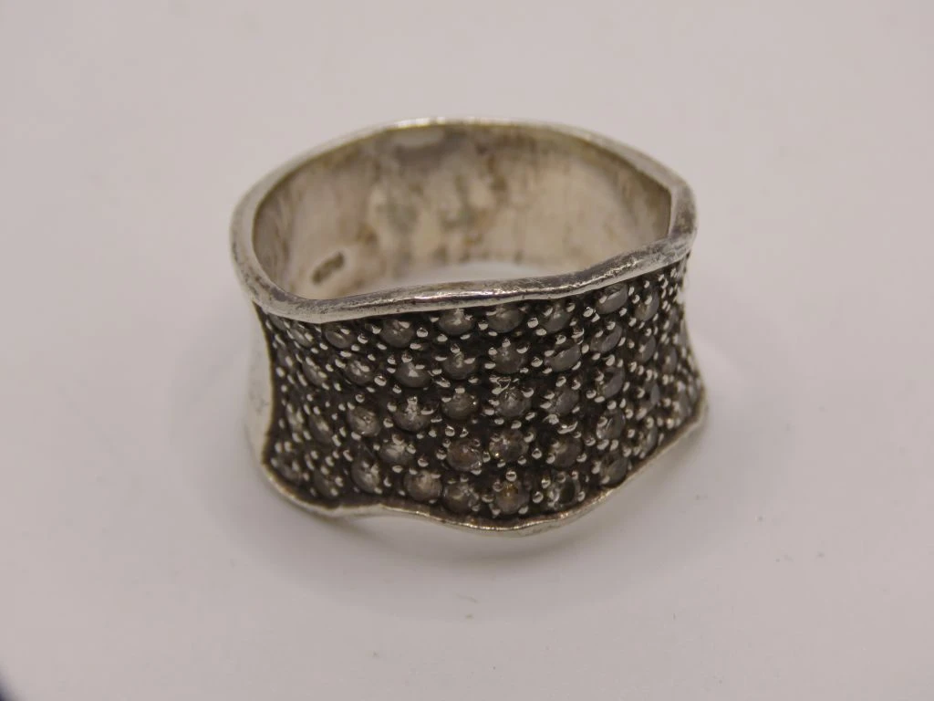 Zilveren ring met bolletjespatroon 925