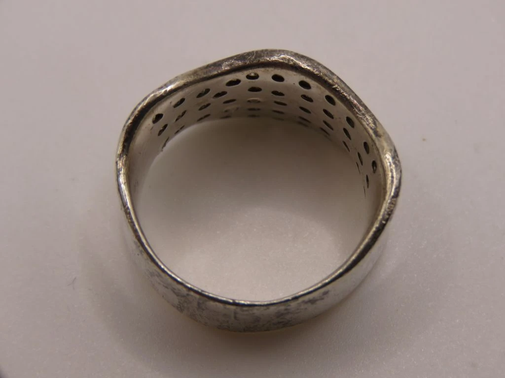 Zilveren ring met bolletjespatroon 925
