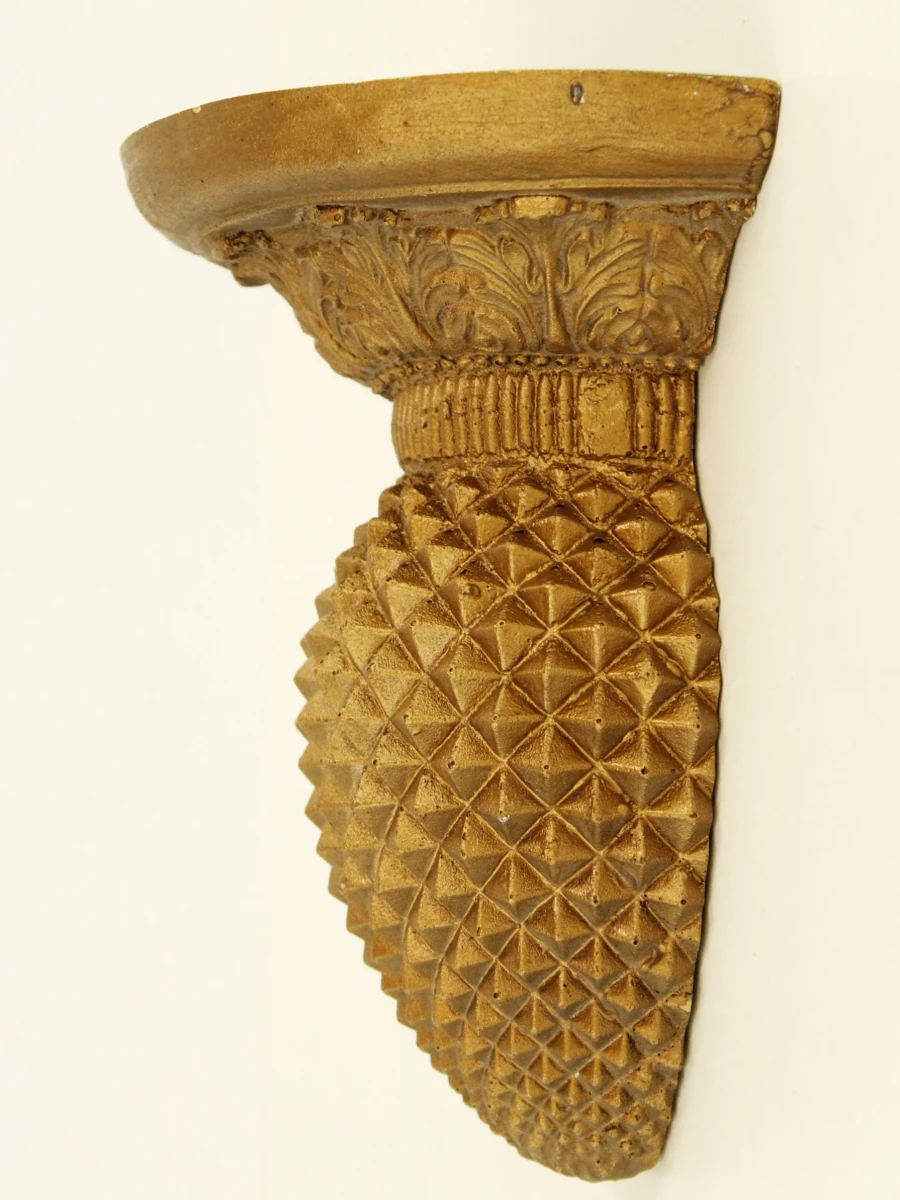 Kleine goudkleurige wandconsole met dennenappelmotief