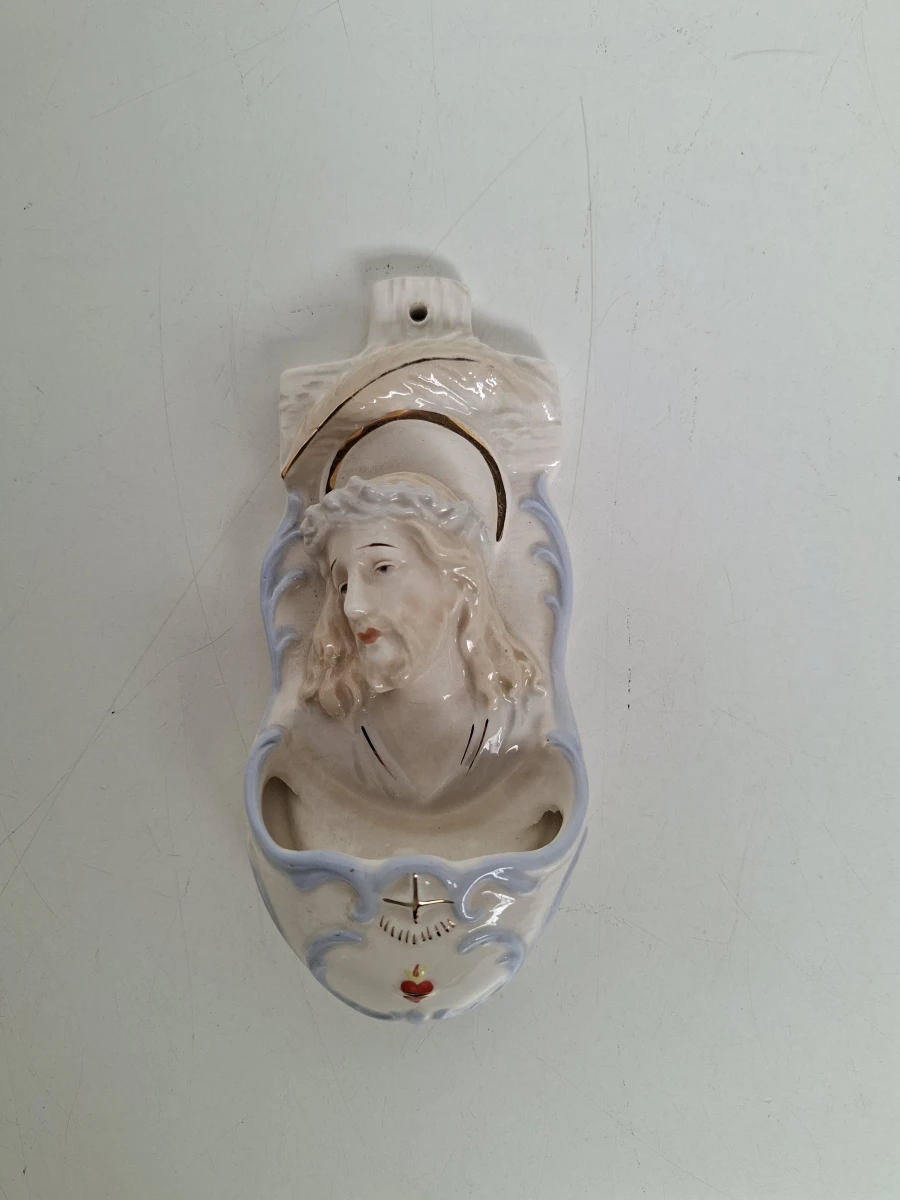 ⚜️ Antiek Porseleinen Wijwaterbakje met Beeltenis van Jezus – De Sphinx (Maastricht)