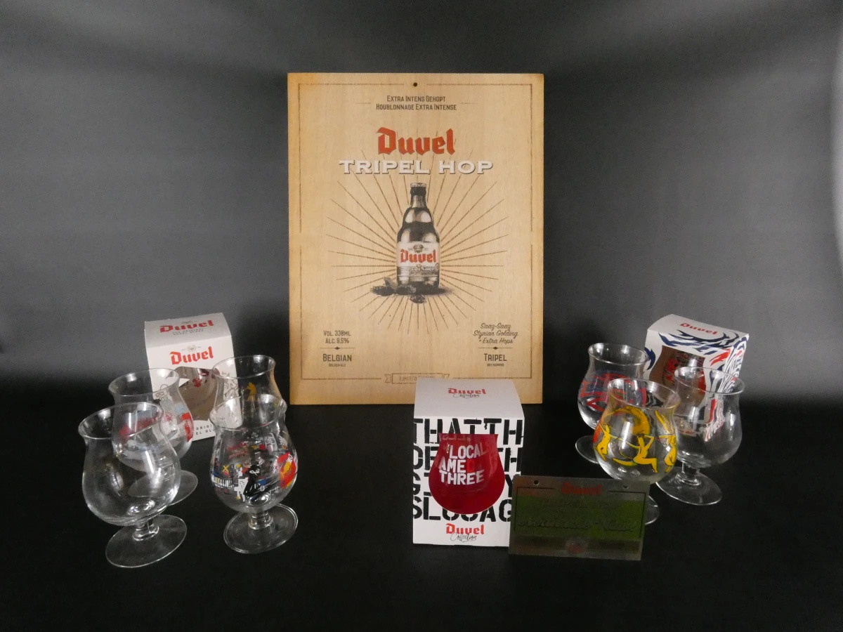 Set van 10 Duvel bierglazen met houten bord en metalen bord