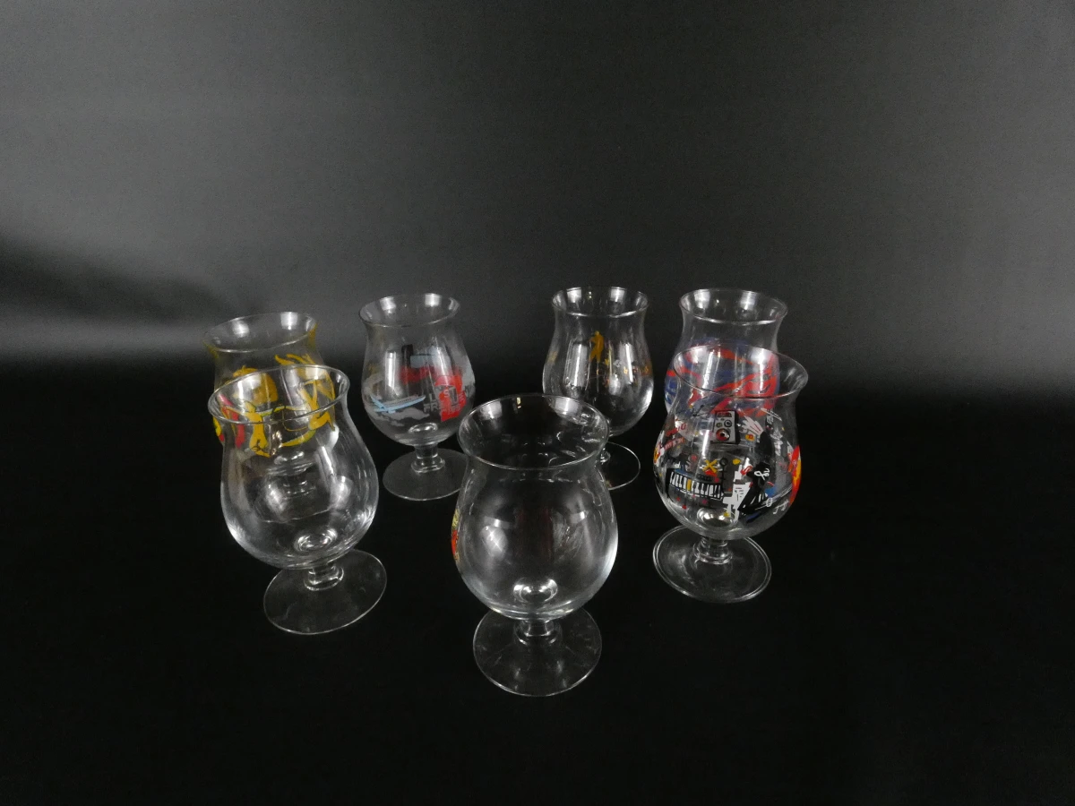 Set van 10 Duvel bierglazen met houten bord en metalen bord
