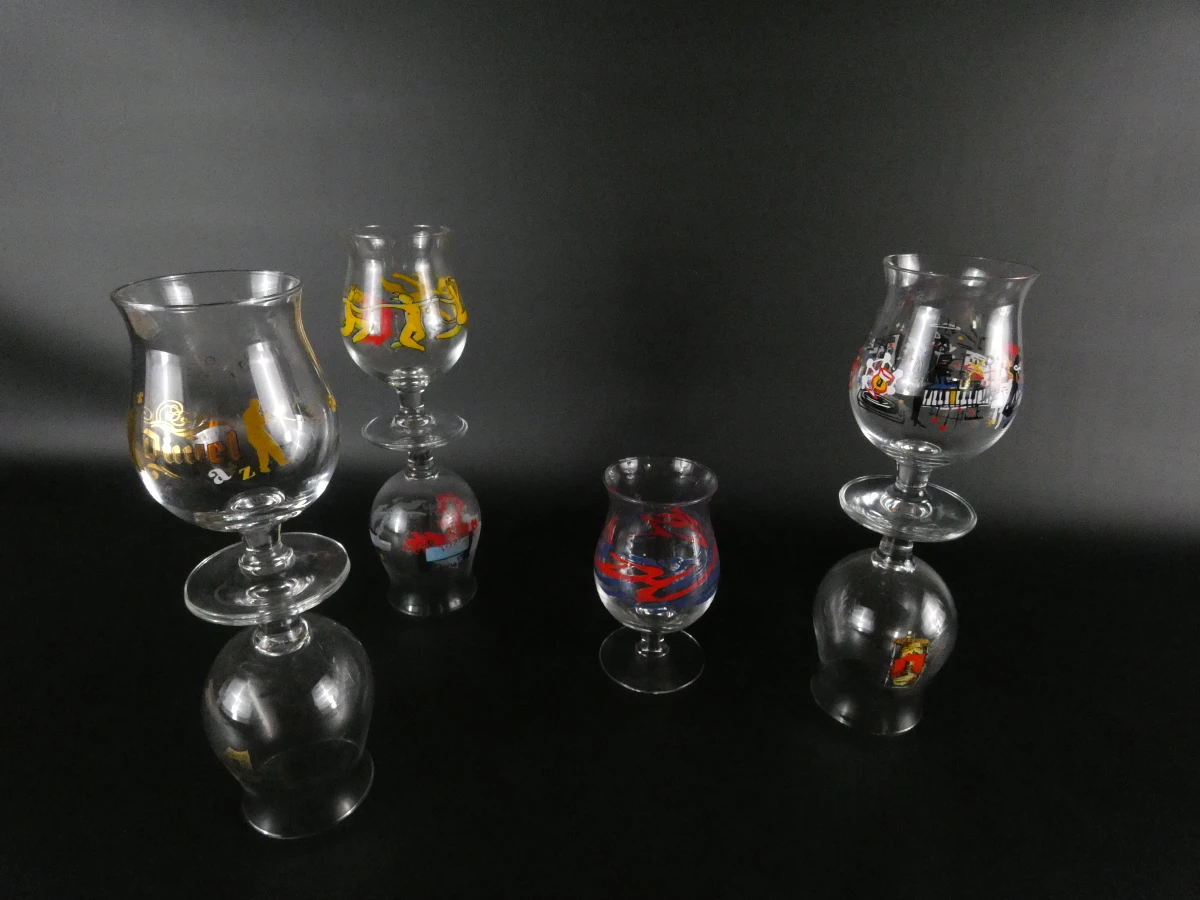 Set van 10 Duvel bierglazen met houten bord en metalen bord