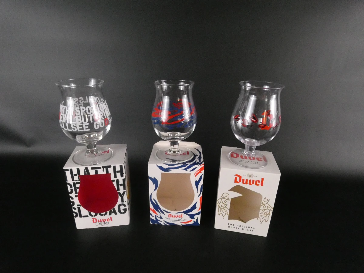 Set van 10 Duvel bierglazen met houten bord en metalen bord