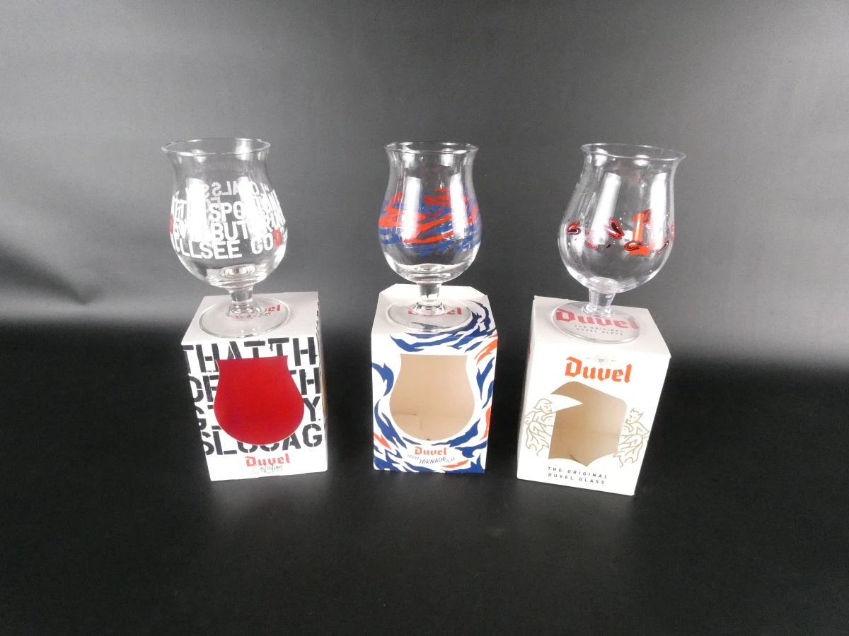 Set van 10 Duvel bierglazen met houten bord en metalen bord