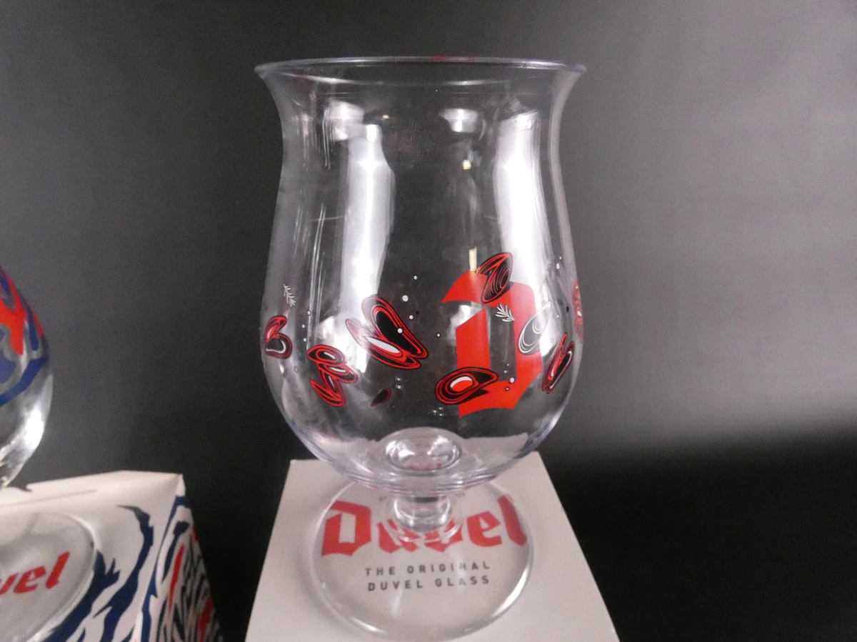 Set van 10 Duvel bierglazen met houten bord en metalen bord