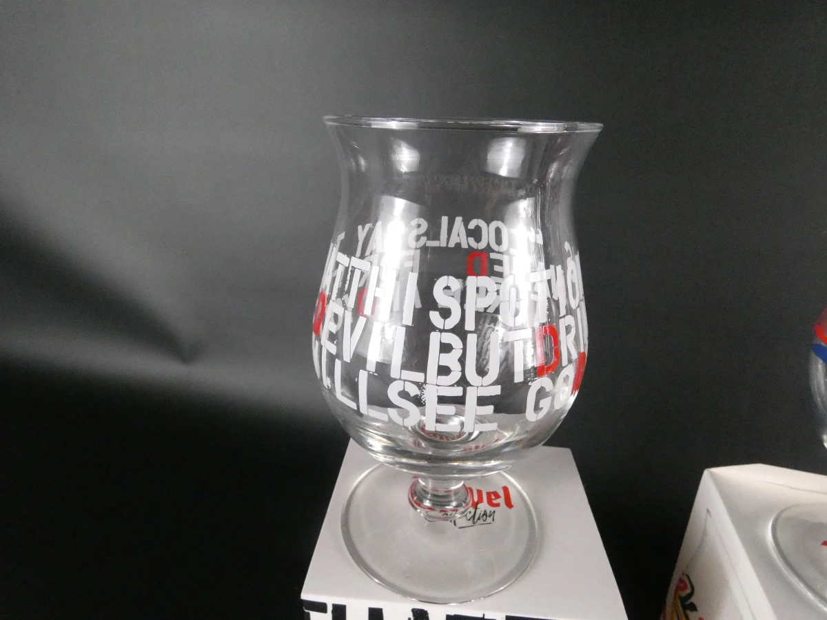 Set van 10 Duvel bierglazen met houten bord en metalen bord