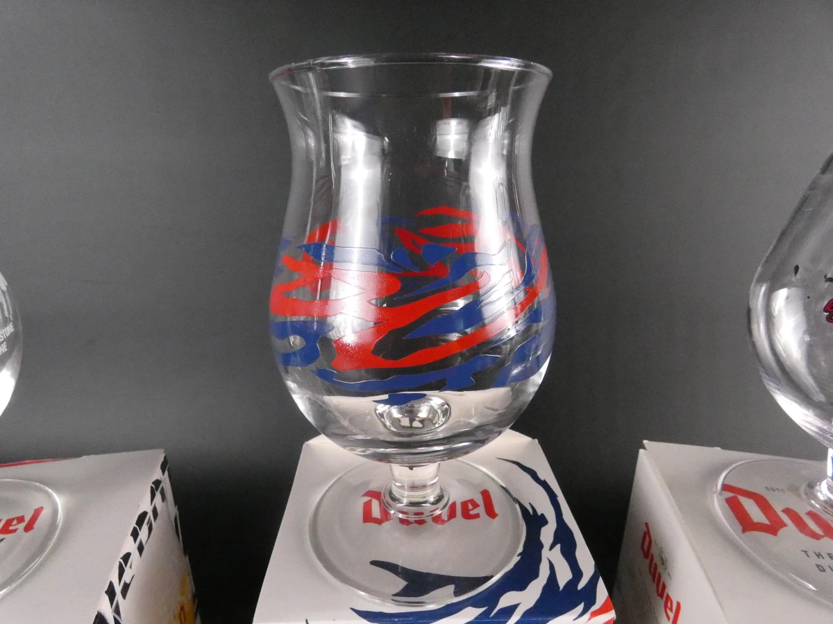 Set van 10 Duvel bierglazen met houten bord en metalen bord