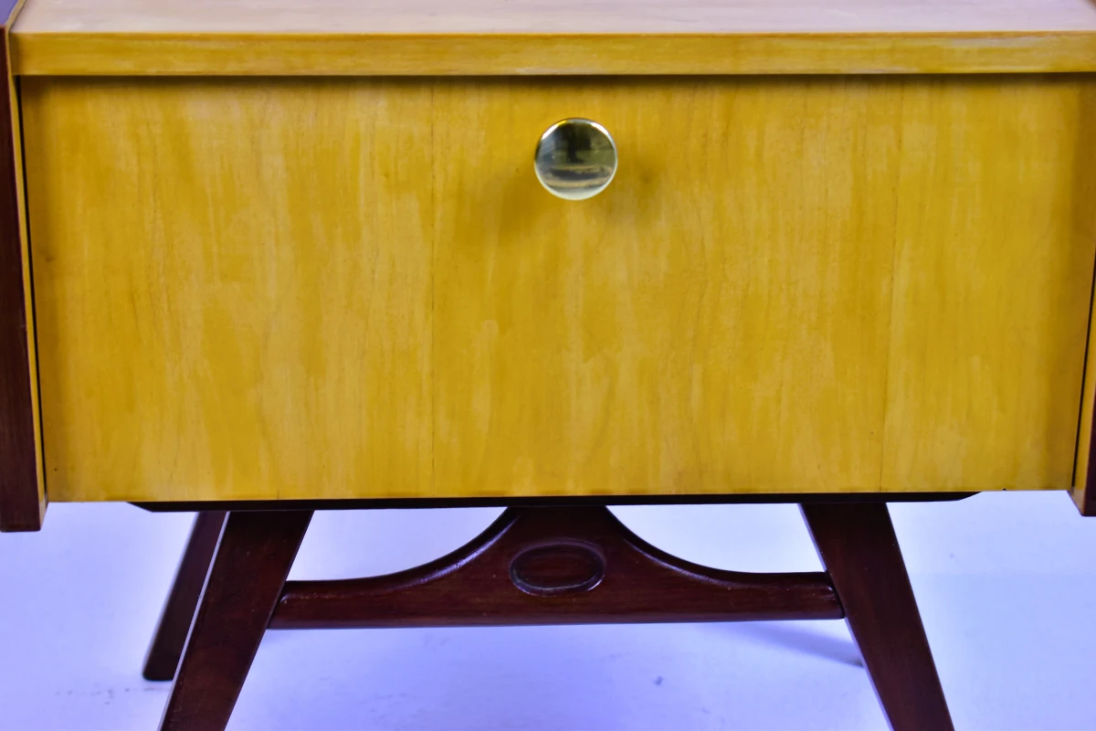 Vintage houten nachtkastje met lade