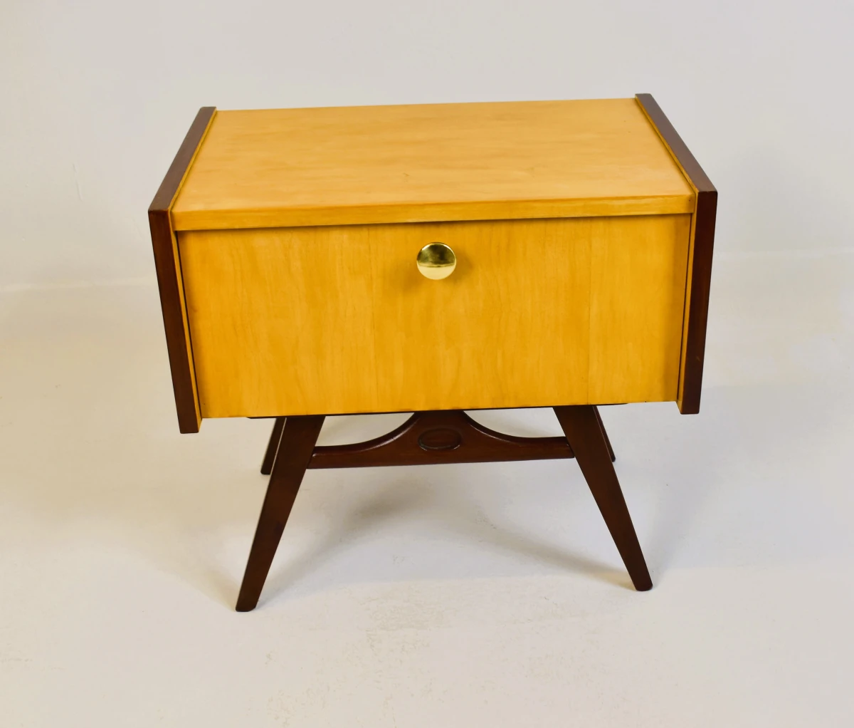 Vintage houten nachtkastje met lade