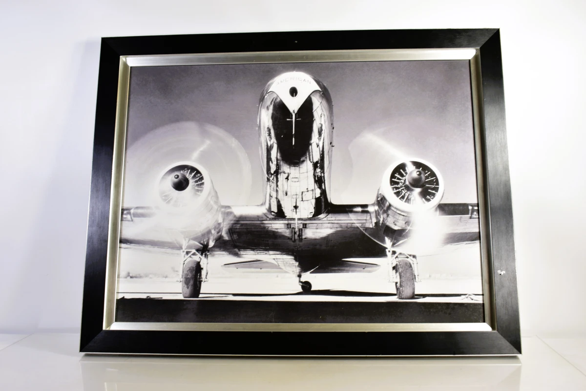 Ingelijste zwart-wit foto American Airlines propellervliegtuig
