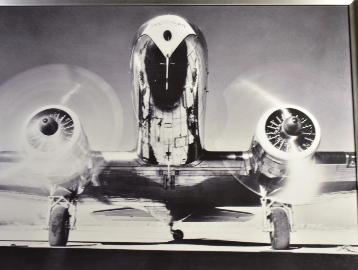 Ingelijste zwart-wit foto American Airlines propellervliegtuig