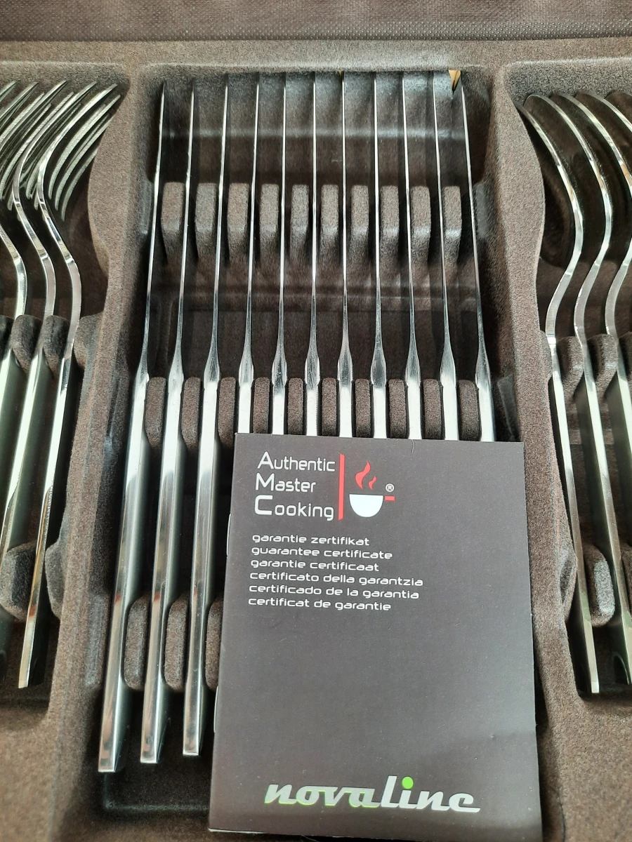Luxe Keukenset: Novaline "Authentic Master Cooking" Messenset & 12-Persoons Bestekset in Koffers (Nieuwstaat)