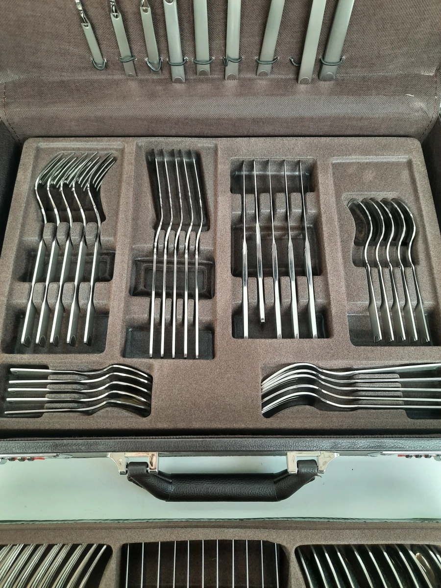 Luxe Keukenset: Novaline "Authentic Master Cooking" Messenset & 12-Persoons Bestekset in Koffers (Nieuwstaat)