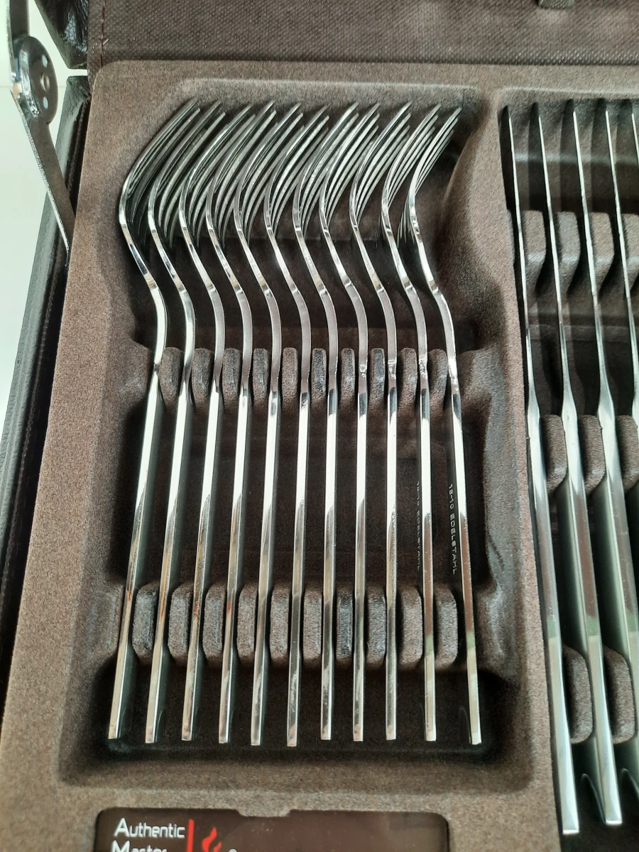 Luxe Keukenset: Novaline "Authentic Master Cooking" Messenset & 12-Persoons Bestekset in Koffers (Nieuwstaat)
