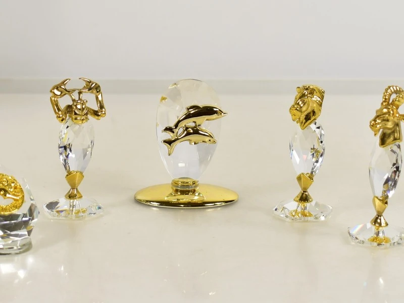 Vitrinekast met collectie kristallen miniaturen en dierenfiguren