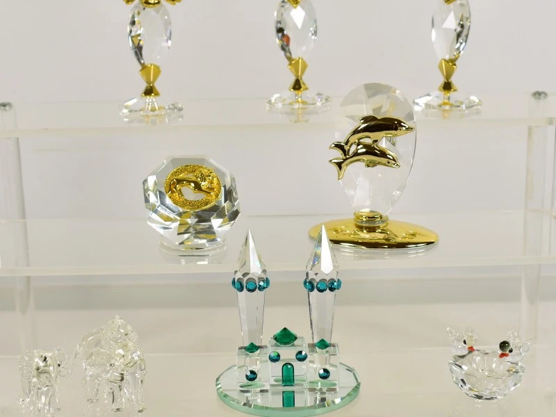 Vitrinekast met collectie kristallen miniaturen en dierenfiguren