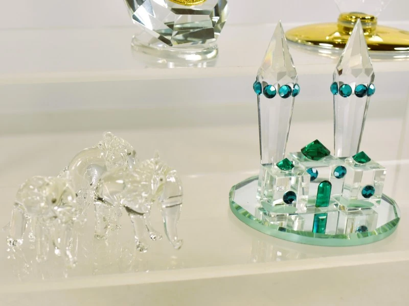Vitrinekast met collectie kristallen miniaturen en dierenfiguren