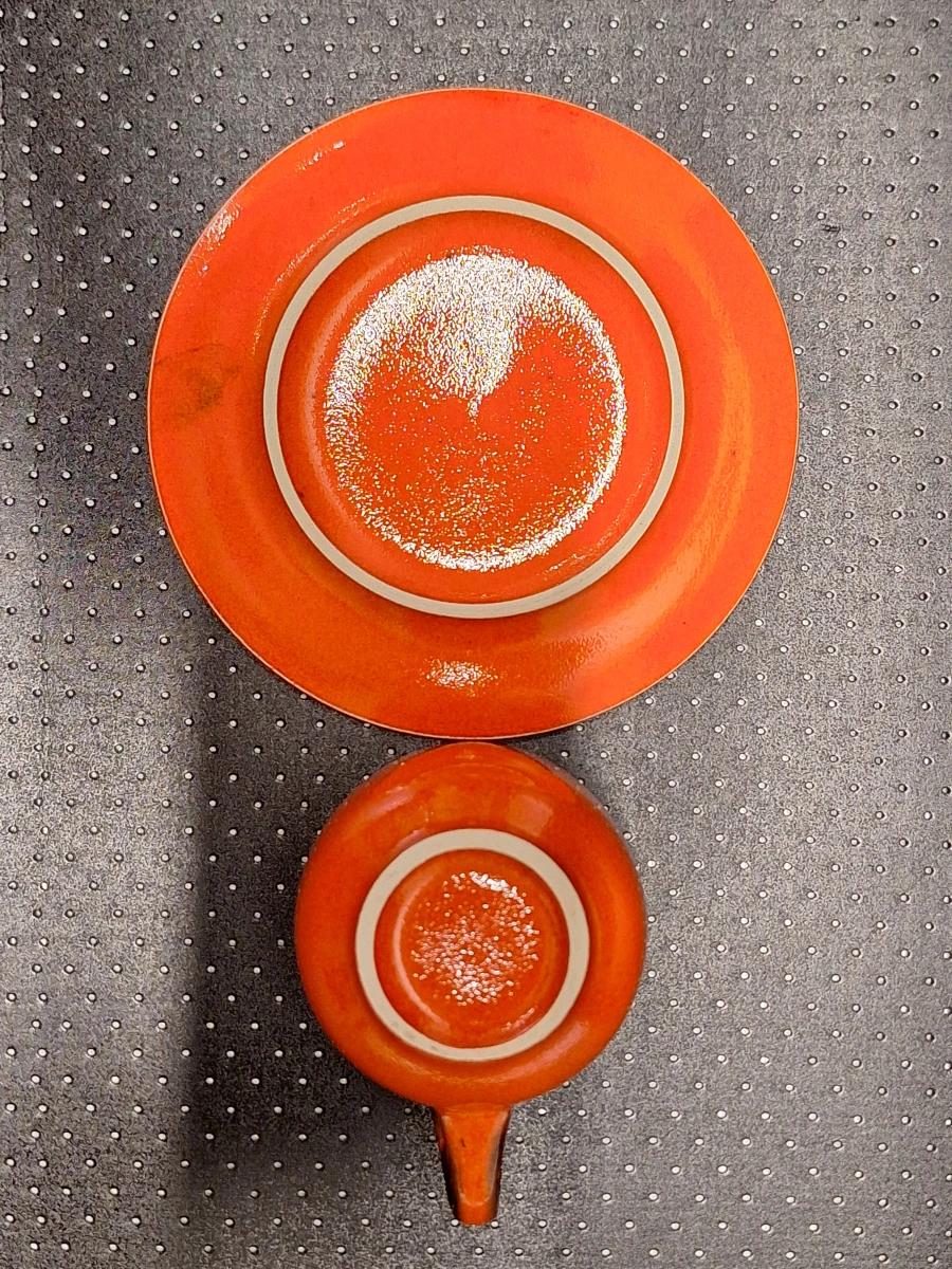 11-delige oranje keramieken brunch- en koffieset met serveerplateau - jaren '70