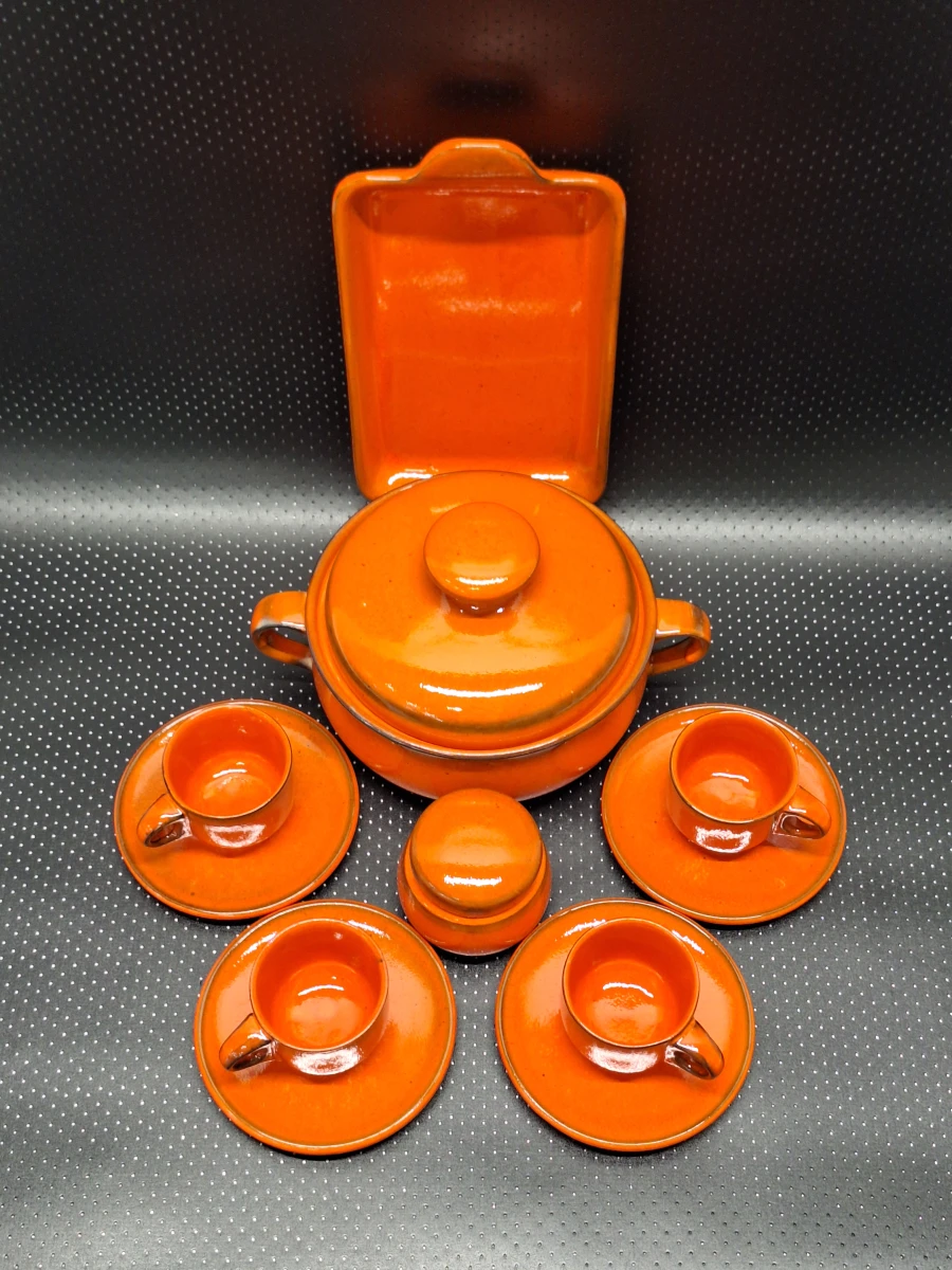 11-delige oranje keramieken brunch- en koffieset met serveerplateau - jaren '70