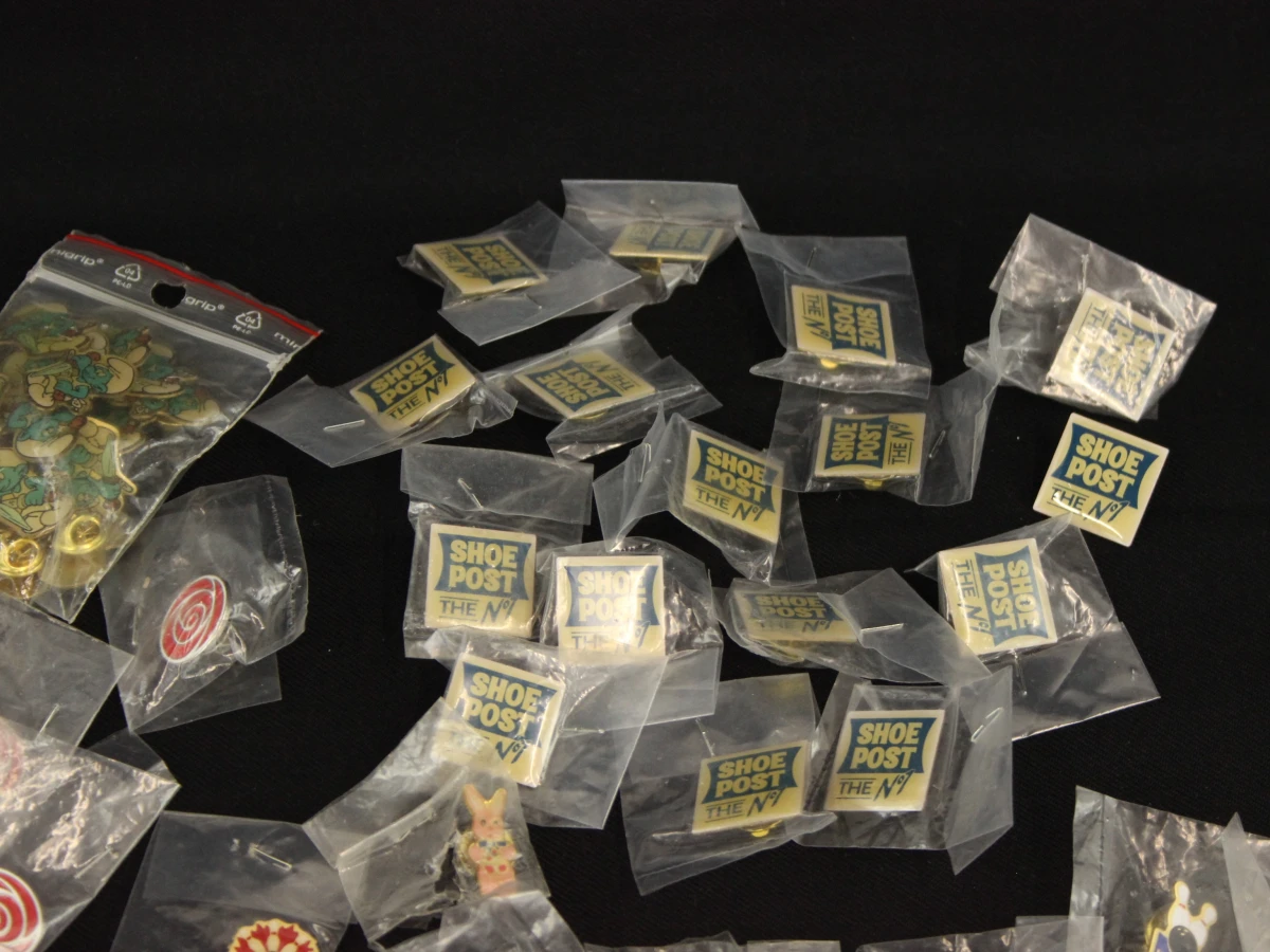 Verzameling van 100 kleurrijke pins in verschillende materialen en thema's