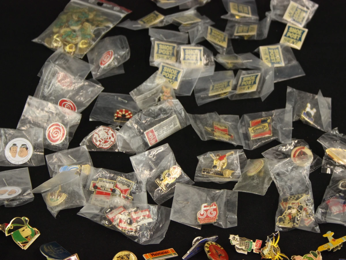Verzameling van 100 kleurrijke pins in verschillende materialen en thema's