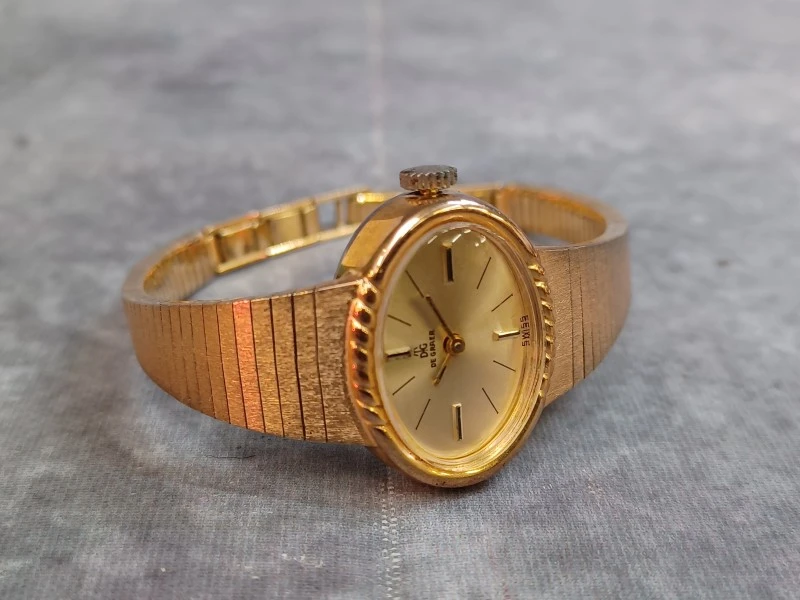 Kavel van 6 vintage dameshorloges - Diverse merken o.a. Seiko, Pontiac en Timex