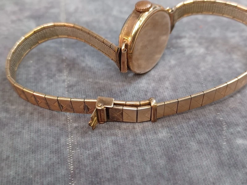 Kavel van 6 vintage dameshorloges - Diverse merken o.a. Seiko, Pontiac en Timex