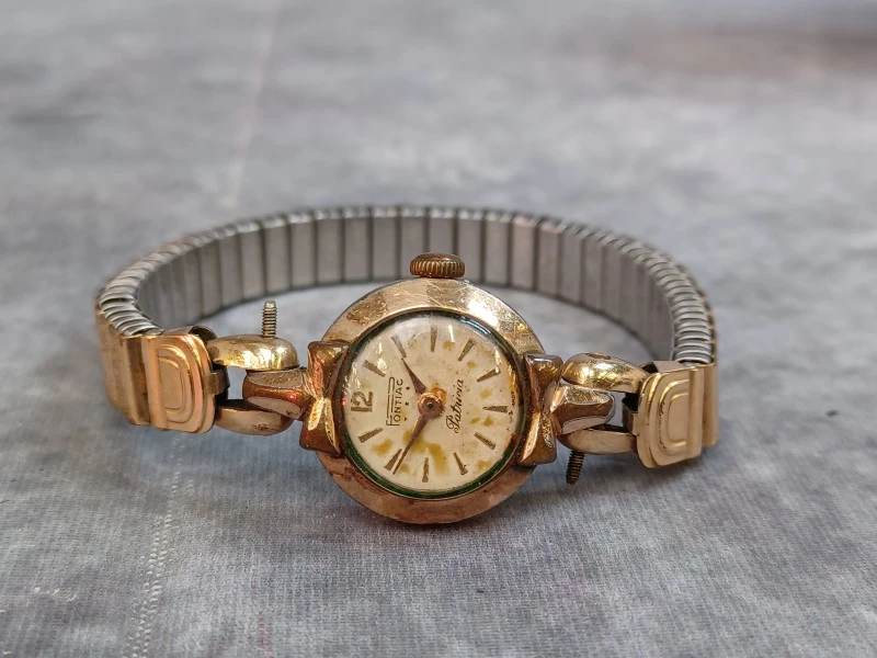 Kavel van 6 vintage dameshorloges - Diverse merken o.a. Seiko, Pontiac en Timex